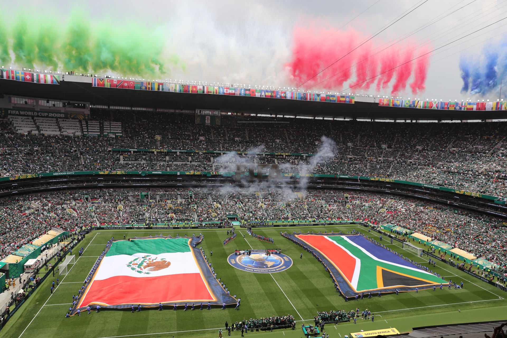 GR4338. CIUDAD DE MÉXICO (MÉXICO), 11/06/2026.- Fotografía que muestra las banderas de México y Sudáfrica este jueves, previo a un partido del grupo A del Mundial de la FIFA 2026 entre México y Sudáfrica en el estadio Ciudad de México (México). EFE/ Mario Guzmán