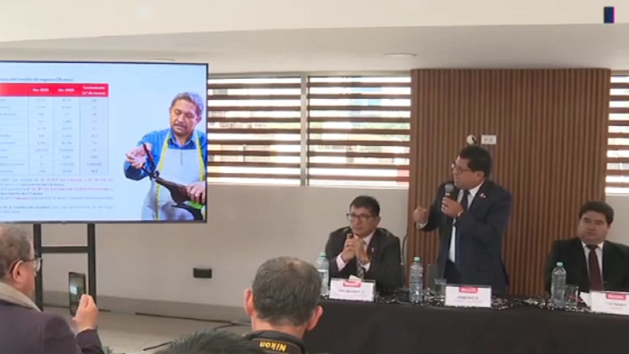 Jorge Solís critica injerencia política en cajas municipales, la cual dijo, podría debilitar su institucionalidad. Proyectos de ley buscan que excongresistas integren directorios.