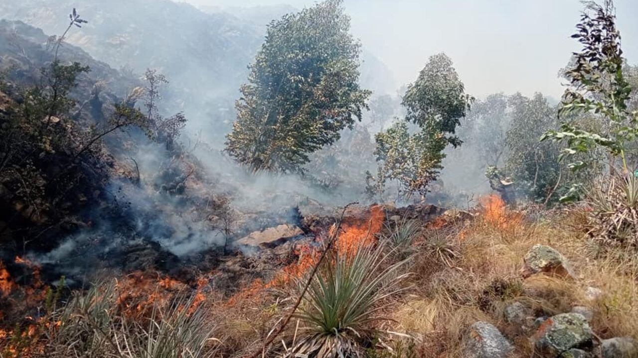 Especialistas de la Dirección de Cultura acudirán a Marcahuamachuco para inspeccionar posibles zonas afectadas por el siniestro. En tanto, brigadas no logran apagar el fuego en sitio monumental.