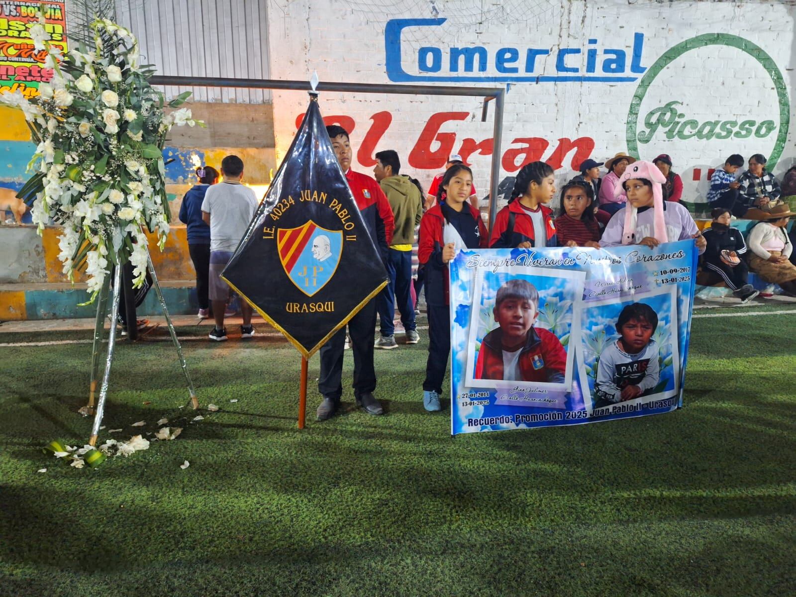 Compañeros de los hermanitos fallecidos en el incendio de Secocha despiden a los menores