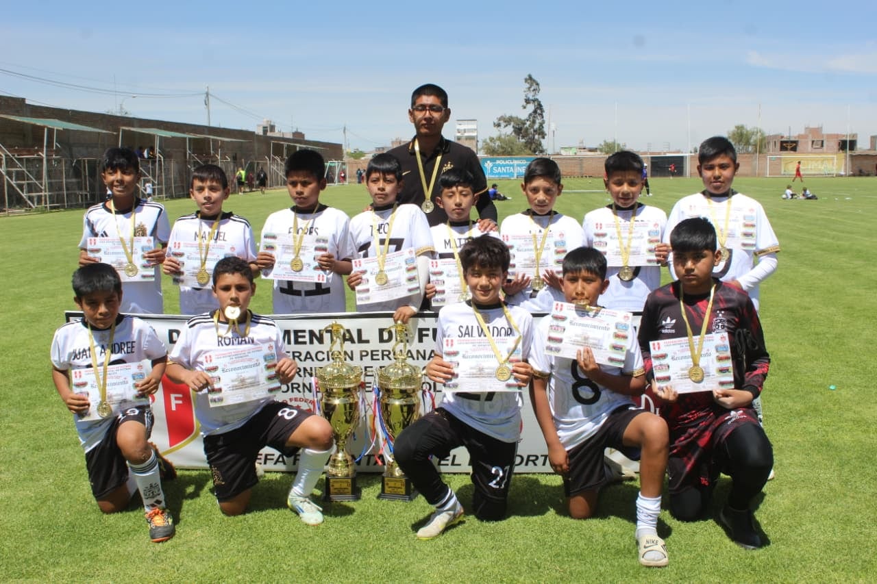 Los Elegantes de Cerro Verde, campeón Sub-11 en Creciendo con el Fútbol en Arequipa. (Foto: Álvaro Figueroa/@photo.gec)
