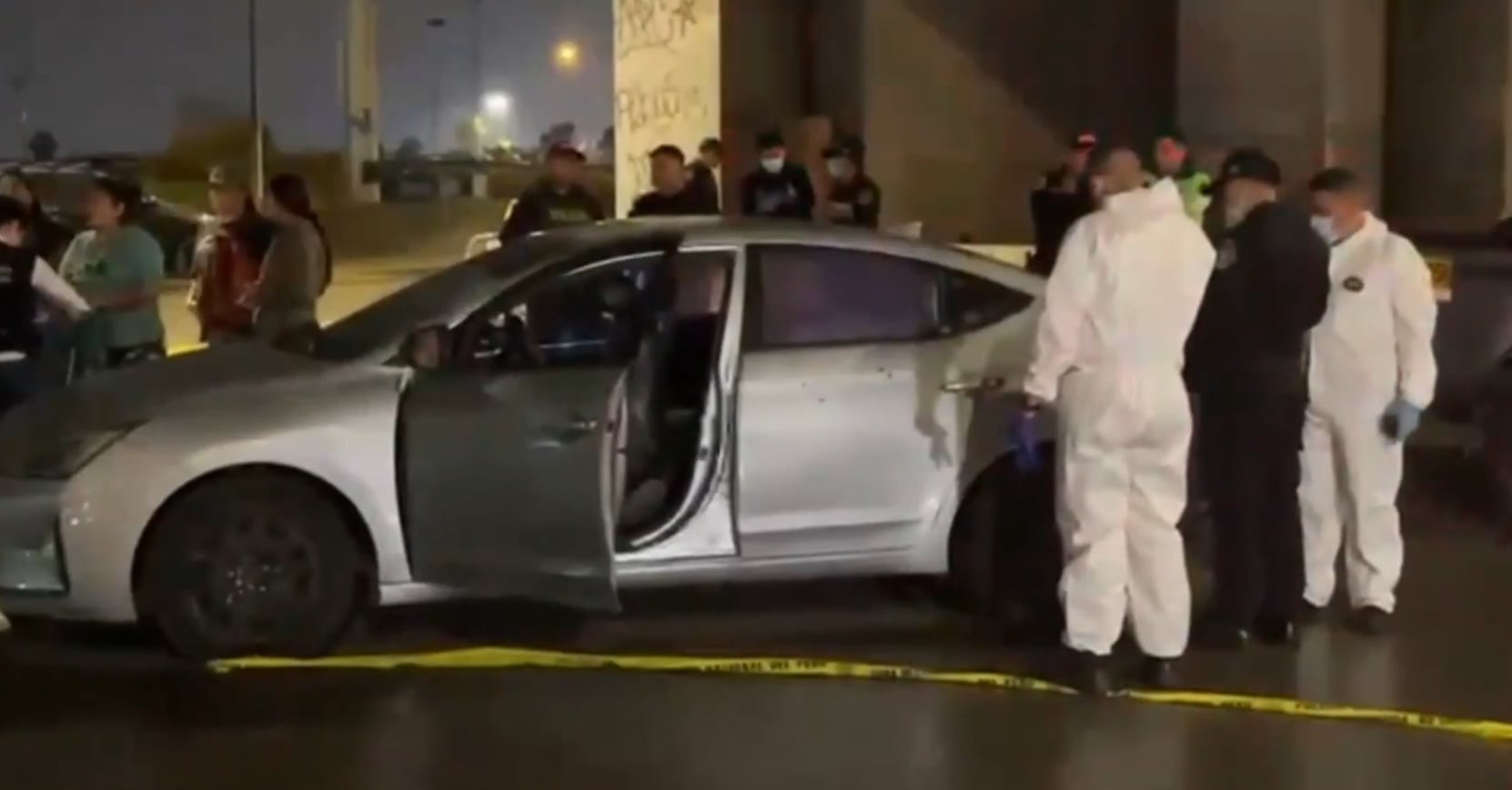 El ataque ocurrió en la antigua Panamericana Sur, a la altura del crematorio Jardines de La Paz. La víctima murió en el lugar tras recibir múltiples disparos, mientras que el conductor del vehículo resultó ileso. (Imagen: Exitosa Noticias)