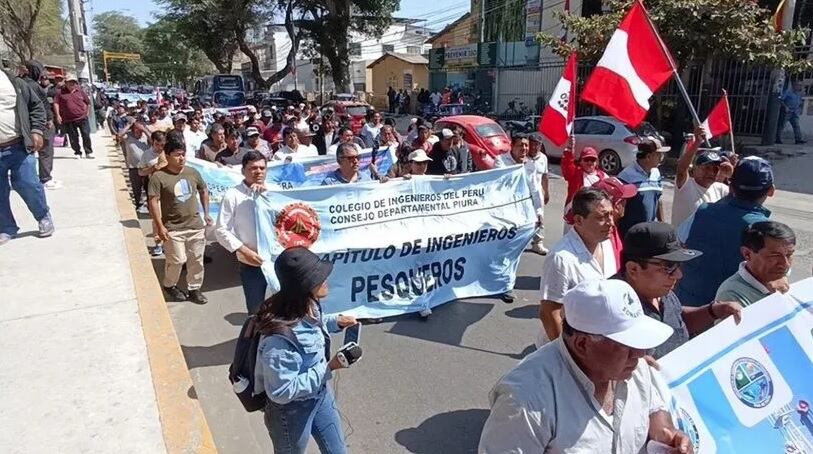 Los hombres de mar se levantaron en protesta para exigir que el gobierno tome medidas ante el ingreso de las embarcaciones extranjeras a mar peruano. Por su parte, la Sociedad Nacional de Industrias aseveró que los barcos no contaban con el dispositivo satelital que debería tener para ser rastreados