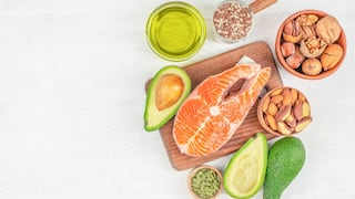 ¿La dieta puede protegerte del sol? Especialistas explican qué alimentos ayudan y qué no