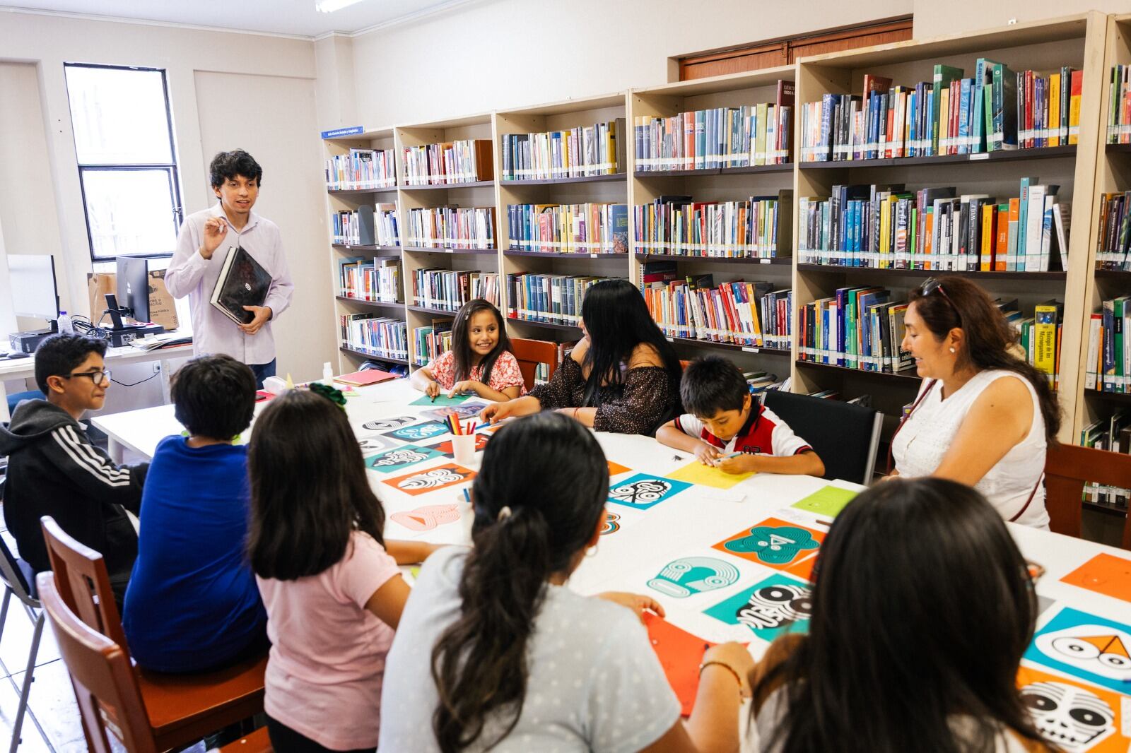 La Biblioteca Nacional del Perú premiará a bibliotecarios, bibliotecólogos y bibliotecas que promuevan el desarrollo bibliotecario y la interculturalidad.