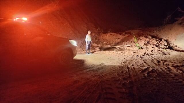 Oxapampa: Deslizamiento de lodo y rocas bloquea carretera en puente Paucartambo  