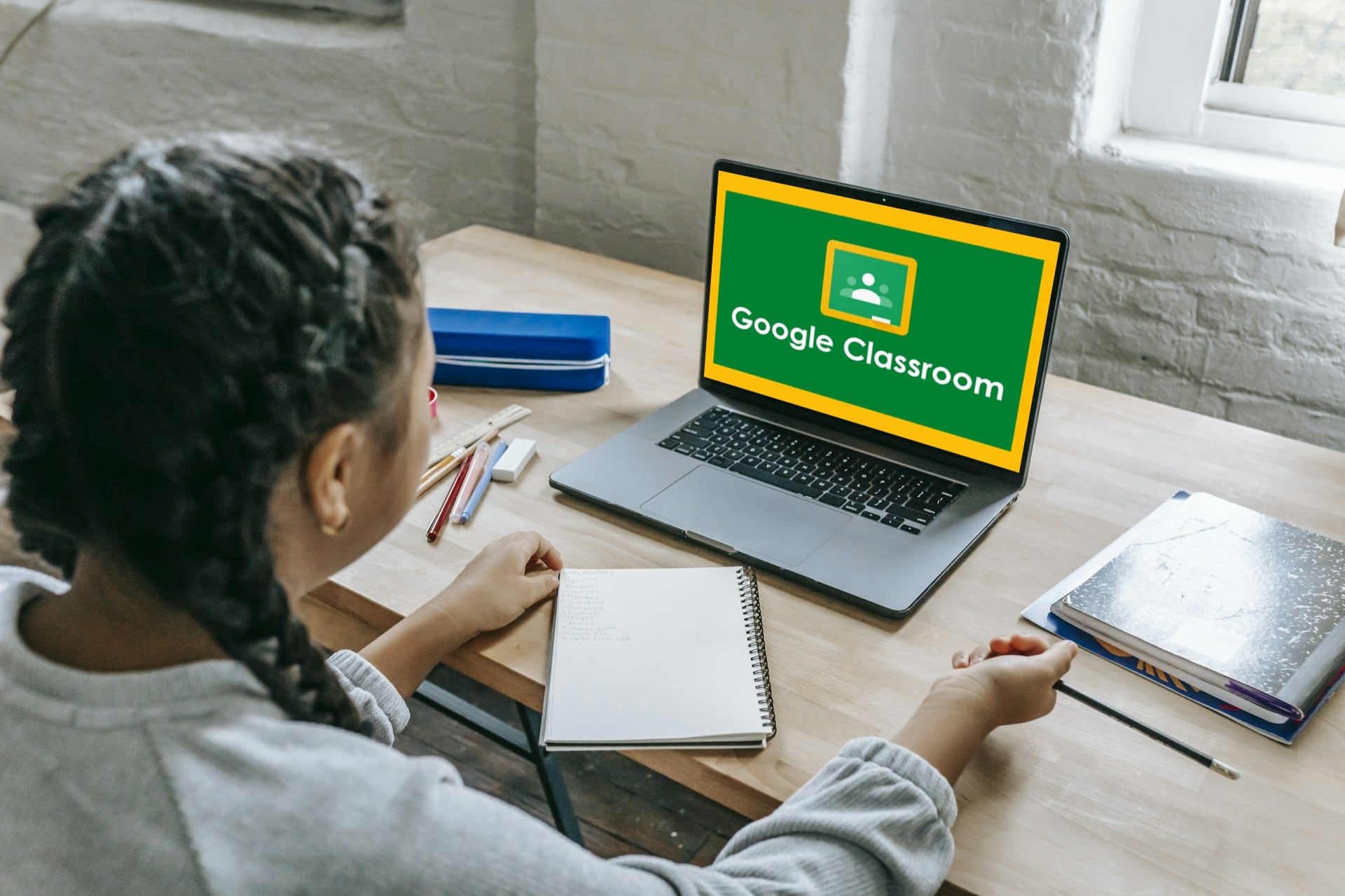 Google Classroom es una herramienta poderosa para gestionar clases virtuales de manera organizada y efectiva. Desde la creación de clases, hasta la asignación de tareas, la gestión de calificaciones y la comunicación con los estudiantes, esta plataforma facilita todo el proceso de enseñanza online. | Crédito: smartmockups.com / Composición Mag