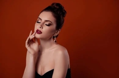 Entre reuniones y brindis, una preparación adecuada puede asegurar un estilo impecable. Una propuesta de rutina en cinco pasos detalla cómo lograr un maquillaje duradero y una piel luminosa para estas fechas.