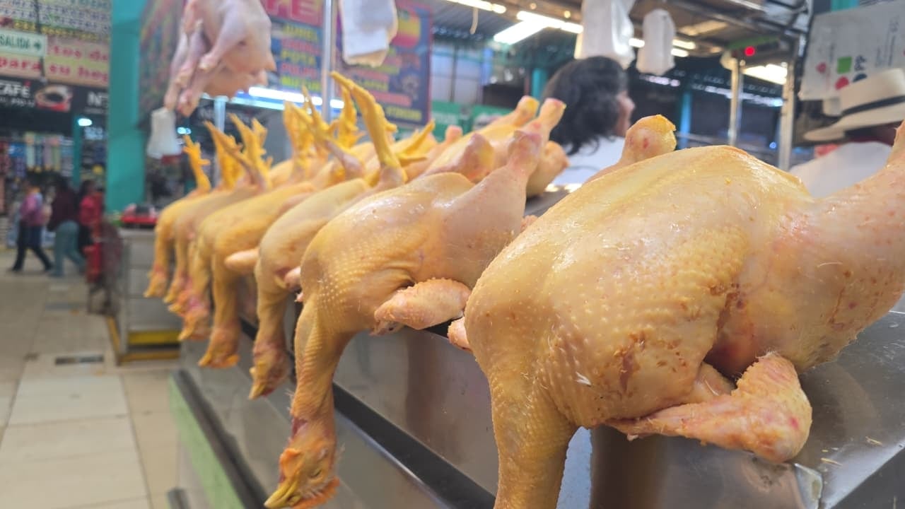 El kilo de pollo se expende desde 11.80 soles en el mercado Nueva Esperanza de Arequipa. (Foto: Yunsu Pariapaza/@photo.gec)
