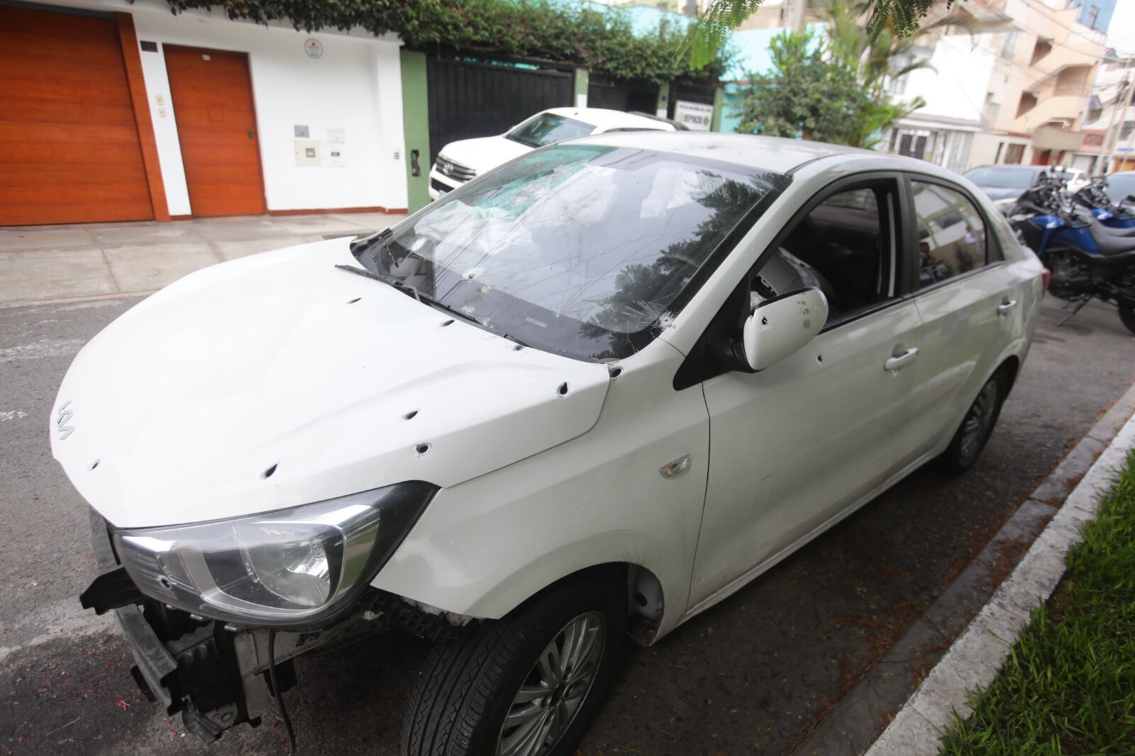 Dos vehículos se habrían enfrentado a tiros en la madrugada. El conductor de un auto blanco terminó empotrado contra un poste tras recibir múltiples disparos. (Fotos: GEC)