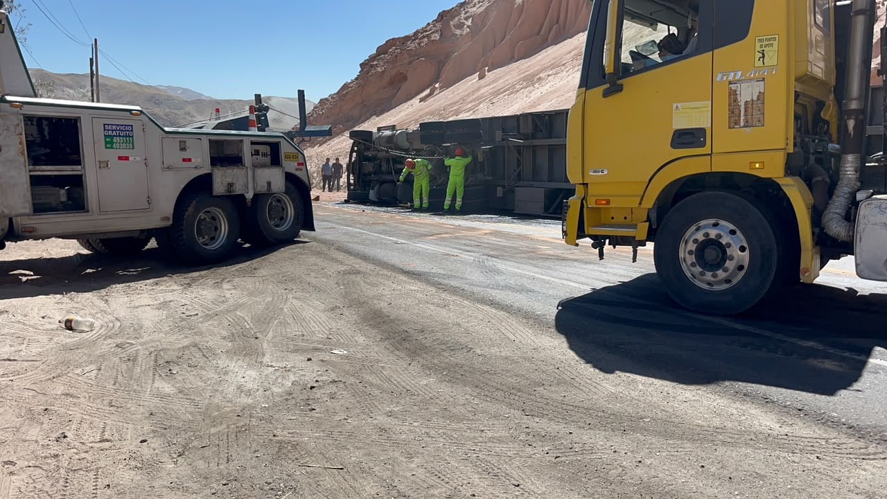 Camión cargado de aceite vegetal se volcó cerca de la Variante de Uchumayo y cierran carretera en Arequipa