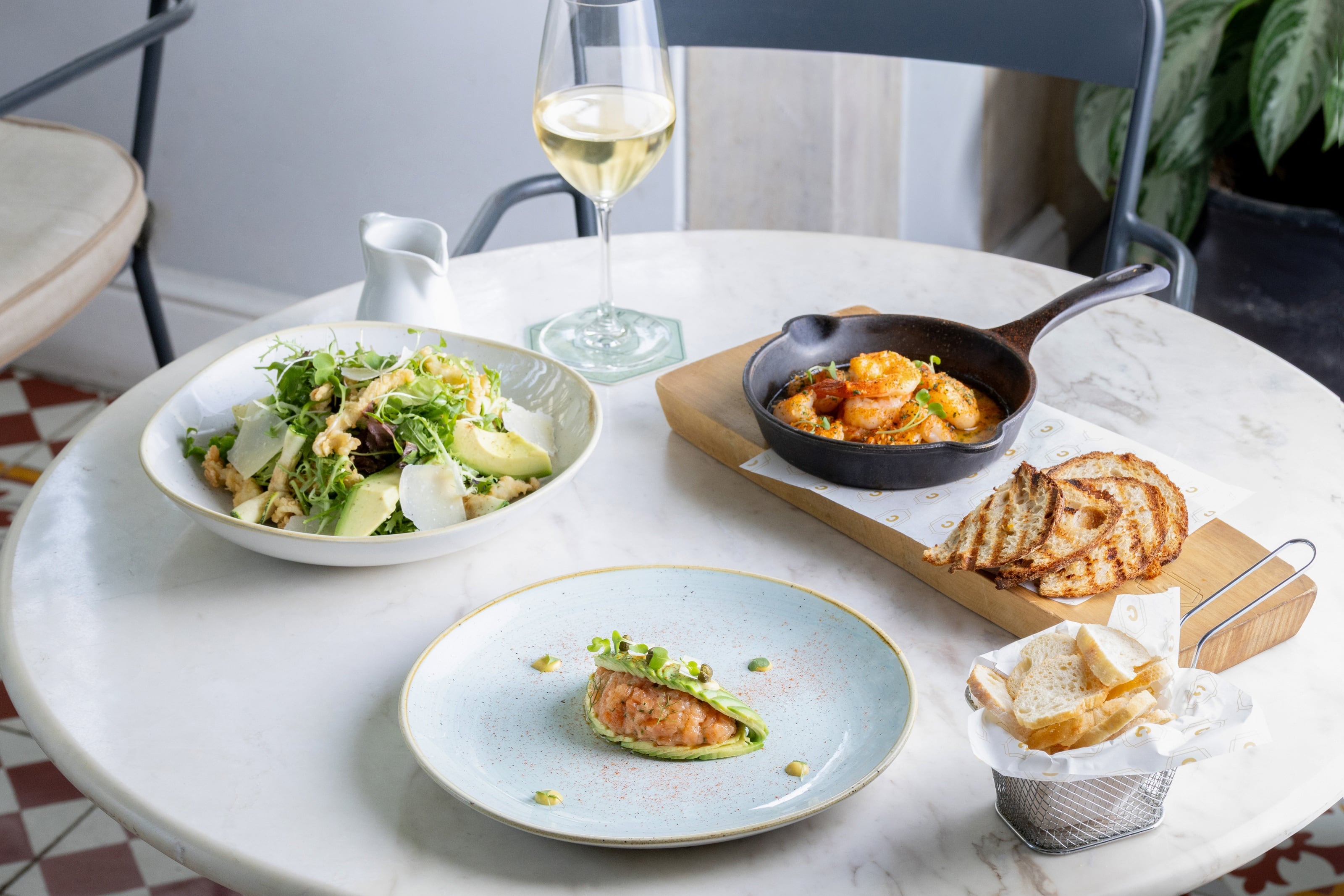 La propuesta busca volver al trabajo manual y a los fundamentos de la cocina italiana, con preparaciones que destacan la estacionalidad y las técnicas tradicionales.