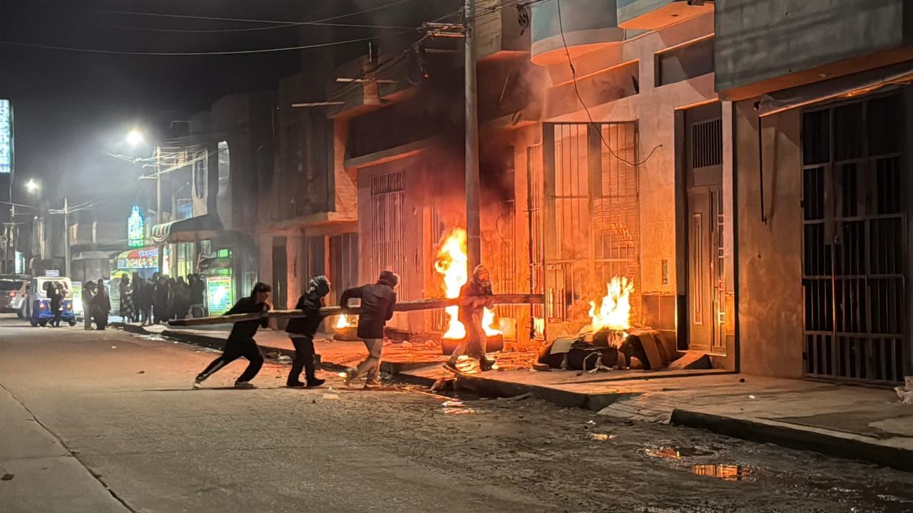 La protesta ocurrió en la urbanización San Santiago de Juliaca, donde pobladores responsabilizan a locales nocturnos informales por la inseguridad en la zona.