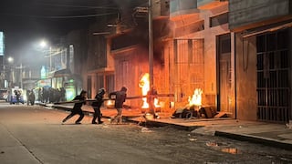 Puno: vecinos incendian cantinas en Juliaca tras hallazgo de un ciudadano sin vida