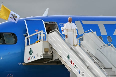Papa León XIV llega al Líbano para una visita de tres días en medio de crisis y tensión regional