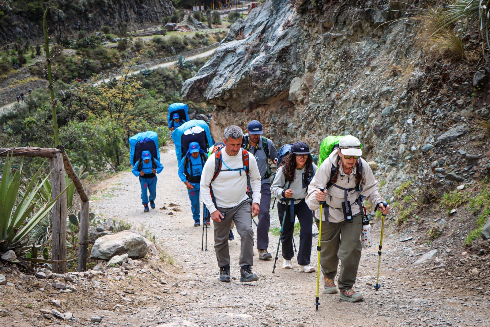 Reinicia ingreso de turistas a la antigua red vial de los incas. Más de 400 personas, iniciaron su recorrido en el primer día.