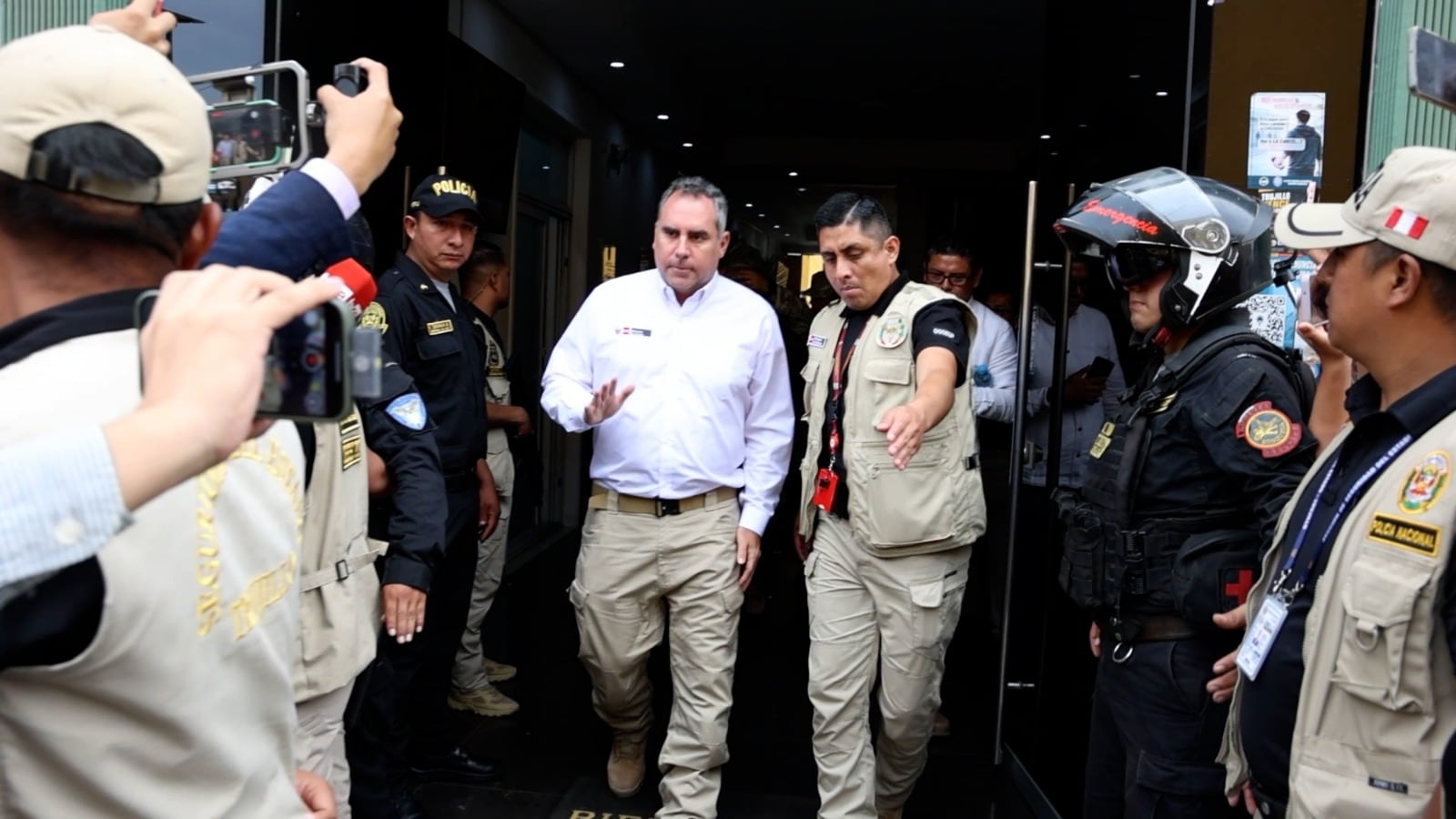El ministro de Defensa, Rafael Belaunde Llosa, se reunió con el comandante general de la PNP, Óscar Arriola, y con la gobernadora regional Joana Cabrera para coordinar medidas de seguridad.