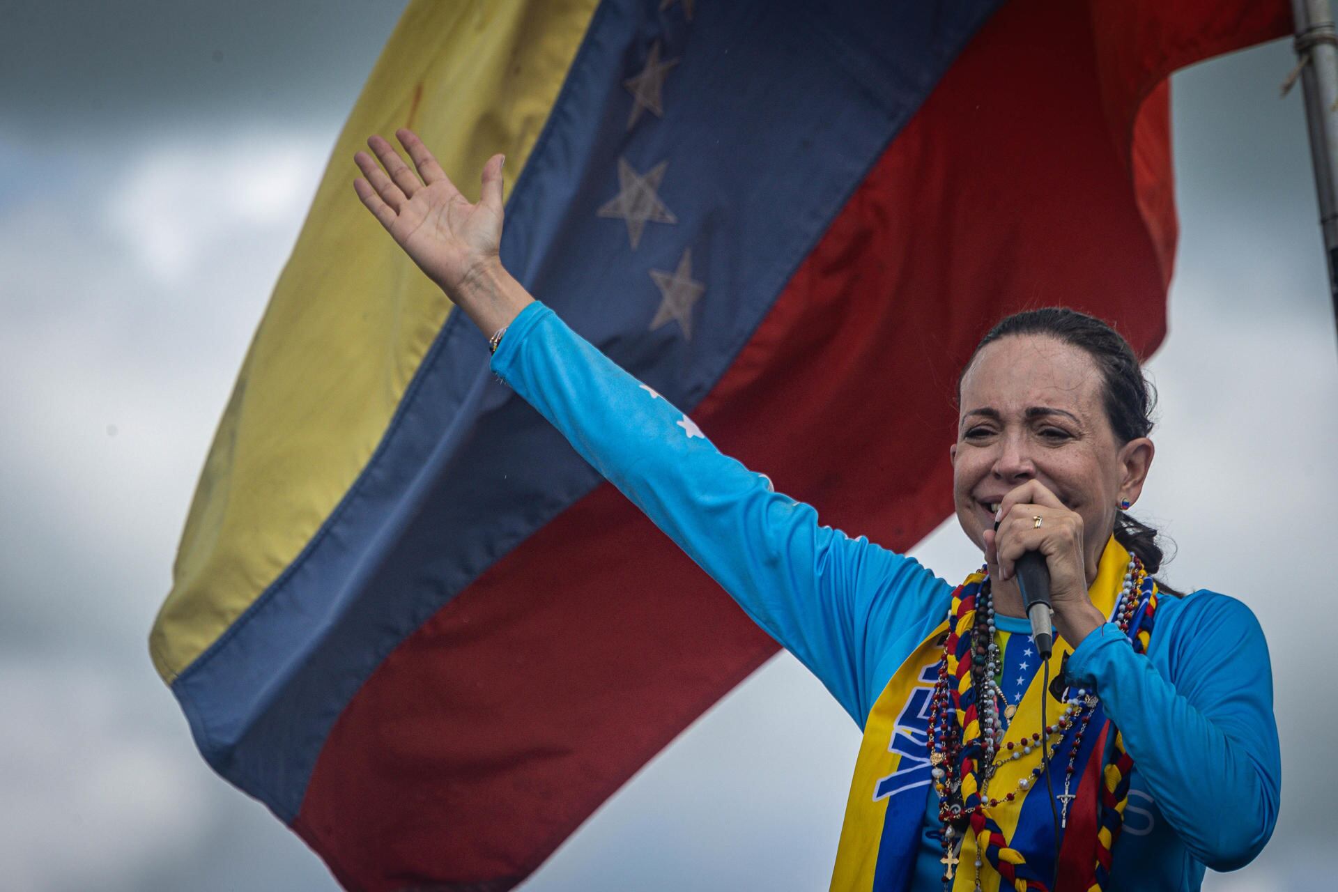 La líder antichavista María Corina Machado habla a sus simpatizantes durante una caravana para promover el voto hacia el candidato Edmundo González Urrutia, de cara a las elecciones presidenciales en Venezuela. (EFE/ Henry Chirinos).