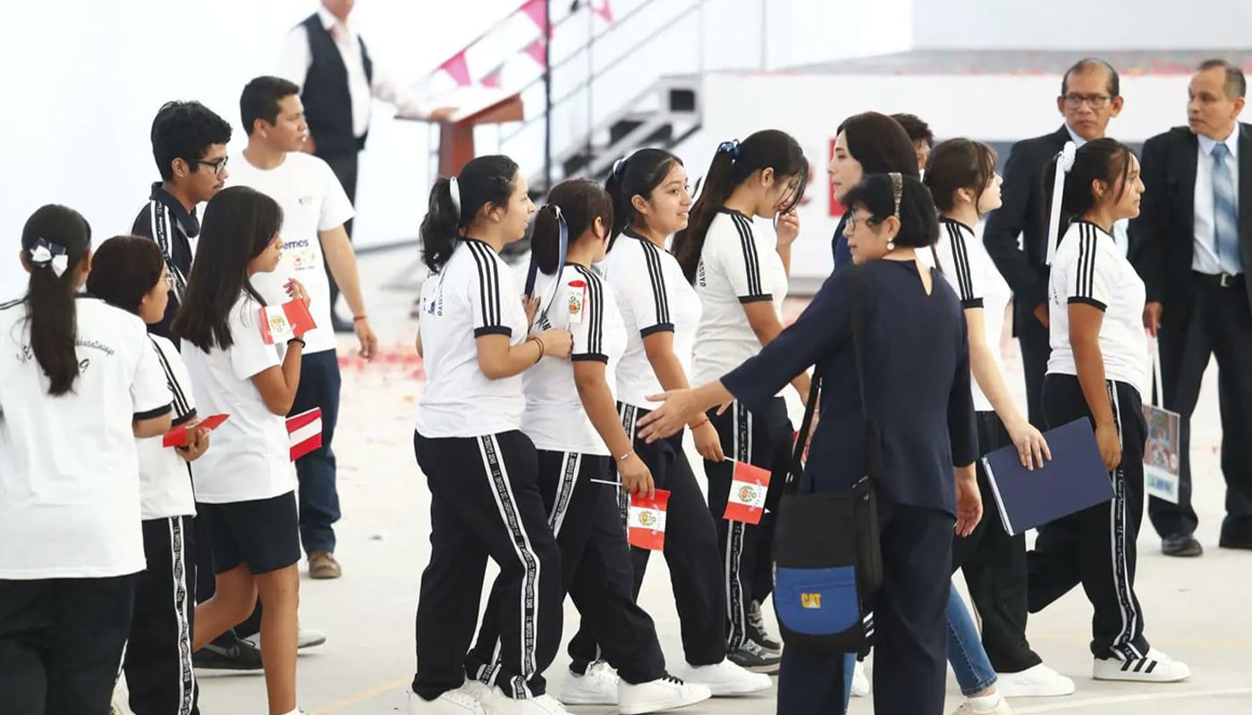 El Ministerio de Educación informó que las clases comienzan en 55 mil locales educativos del país, aunque casi la mitad enfrenta problemas de infraestructura y servicios básicos. (Foto: Andina)