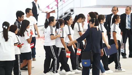 Año escolar 2026 inicia con más de 6 millones de estudiantes, pero 48% de colegios presenta riesgo