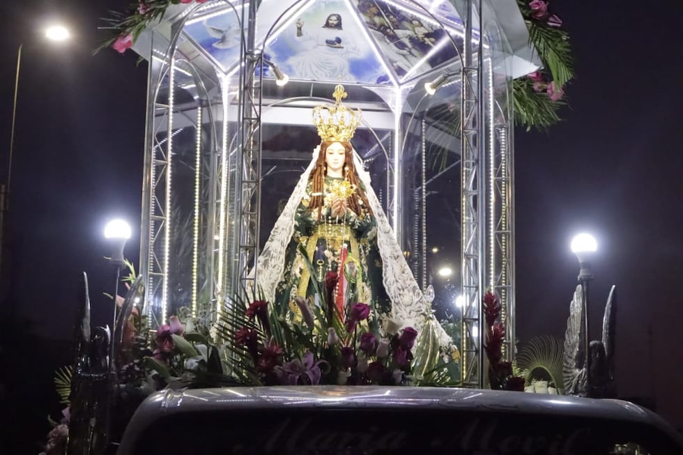 La feligresía recibió con plegarias y cantos a la imagen de la Inmaculada Virgen de la Puerta de Otuzco que visita la ciudad de Trujillo. (Foto: Vanessa Hordyj)