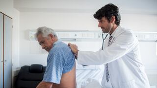 Neumonía en adultos mayores aumenta 16 %: claves para prevenir esta enfermedad en invierno