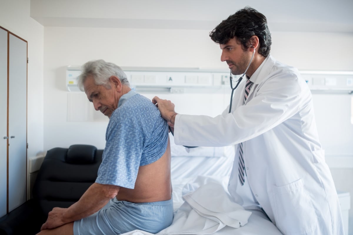 El Minsa reporta más de 20 mil episodios de neumonía en adultos mayores en lo que va del año. Especialistas recomiendan reconocer síntomas, evitar la automedicación y vacunarse para prevenir complicaciones.