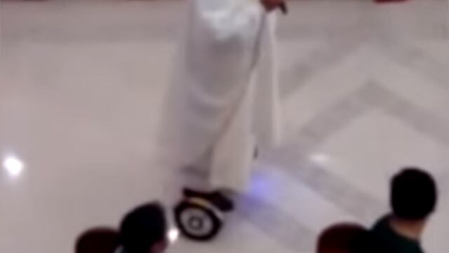 ​YouTube: Cura es sancionado por dar misa sobre 'hoverboard'
