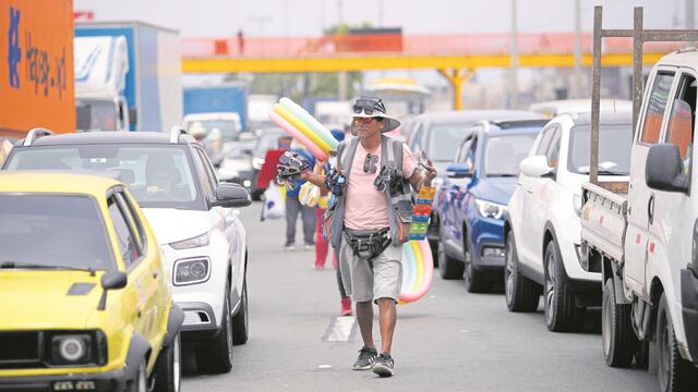 Vendedores ambulantes hacen su negocio.