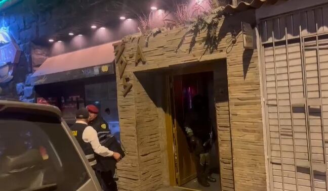 Policía desarticuló la organización criminal “Las nenas de Carlos” y allanaron local Queens. (Foto: Difusión)