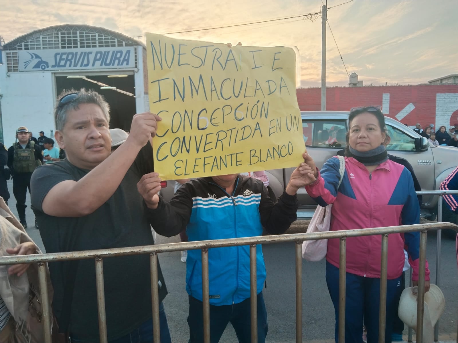 Padres del colegio Inmaculada Concepción presionan al gobernador Jorge Pérez para destrabar proyecto educativo