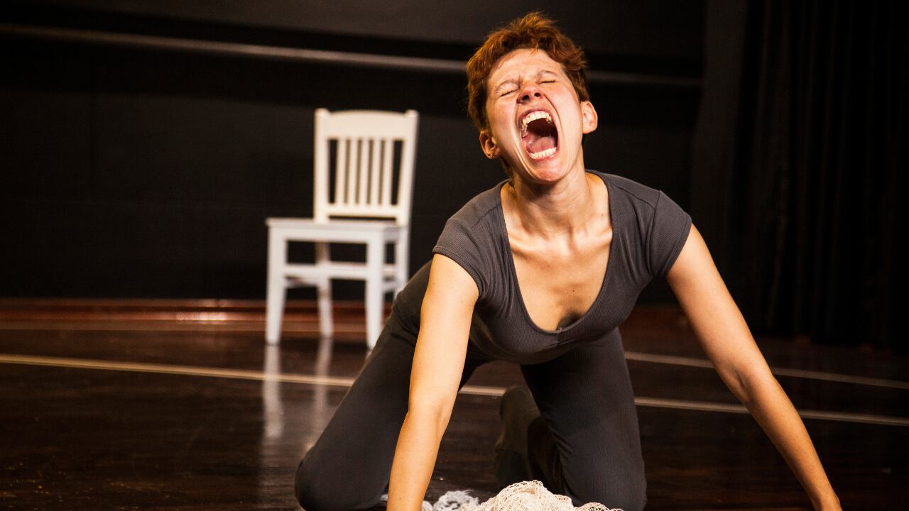 Escrita y dirigida por K’intu Galiano, y protagonizada por Vania Accinelli, esta puesta en escena se presentará hasta el 25 de mayo como parte del Ciclo de Otoño 2025.