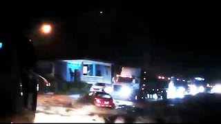 Huaico arrastra auto y pasajeros abandonan unidad a tiempo (VIDEO)