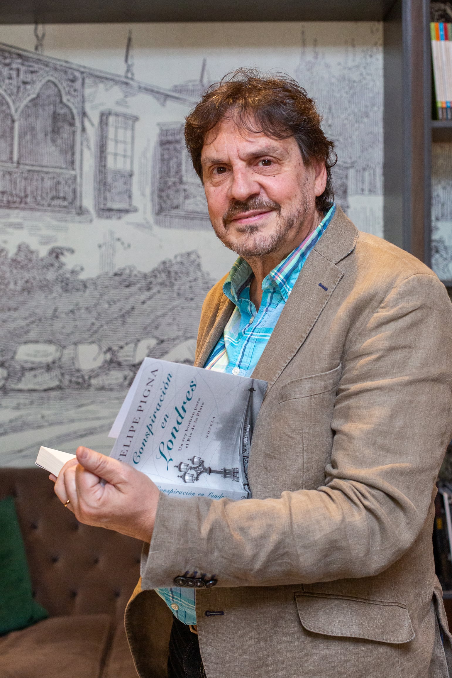 "Nuestros próceres, por un presente tan poco empático, poco ejemplar, se están quedando como raros, como personajes de colección, piezas extrañas", dice Felipe Pigna, escritor e historiador argentino.
(Foto: Fernando Sangama / @photo.gec)