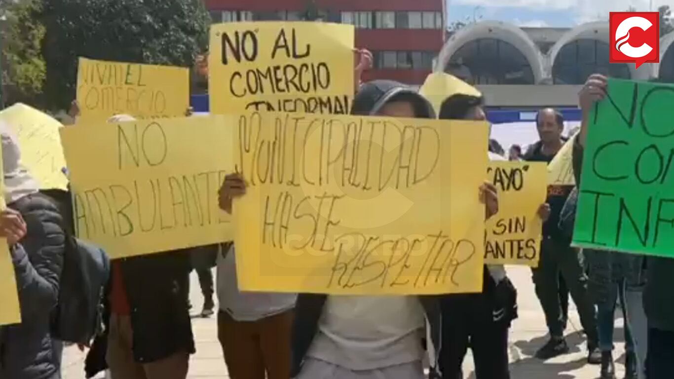 Protesta de comerciantes formales a exteriores de la Municipalidad Provincial de Huancayo