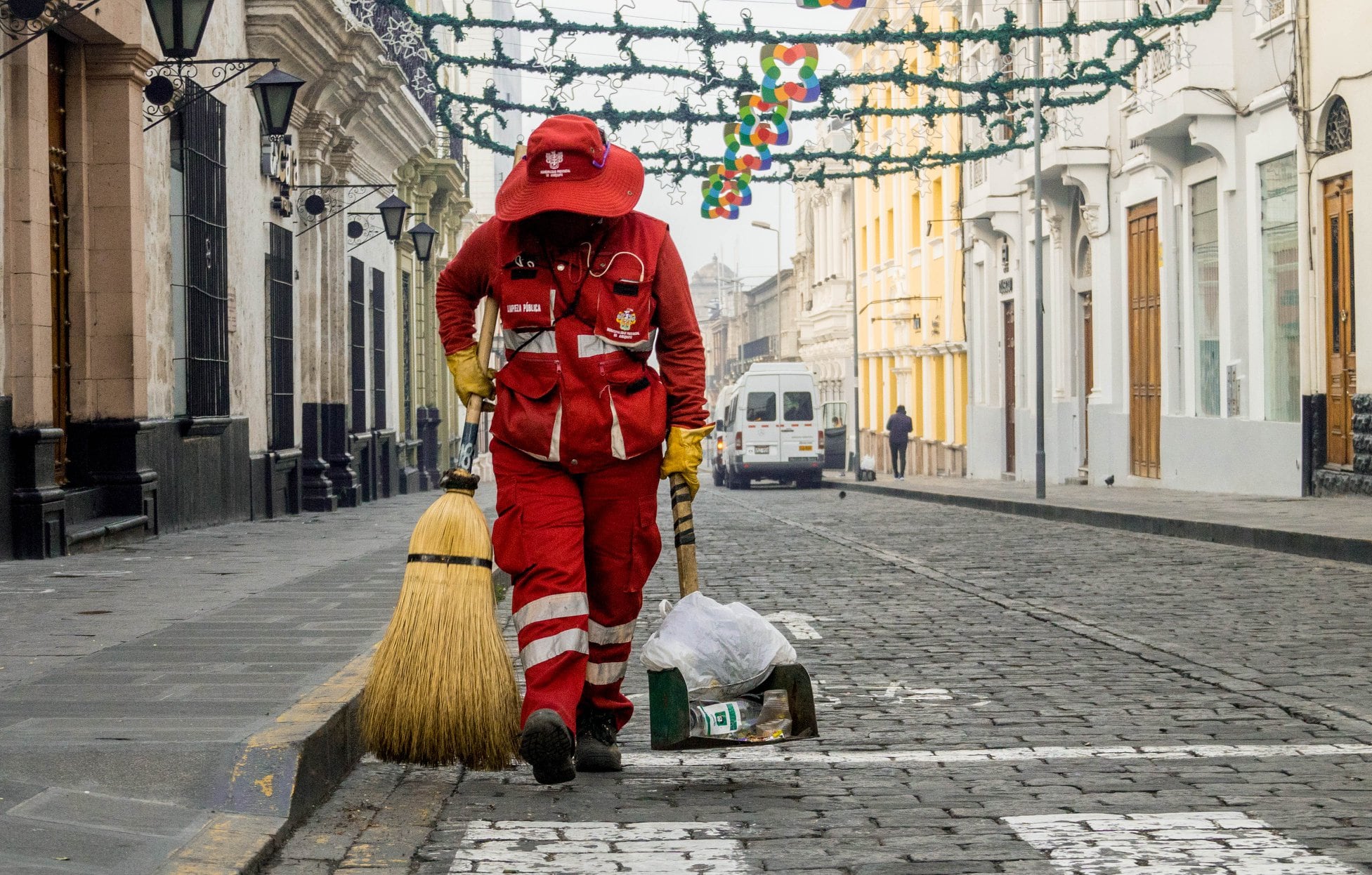 Personal de limpieza laboró desde las 3 de la mañana para dejar limpia las avenidas y calles de la ciudad (GEC)