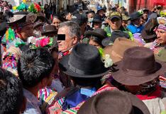 Pasean a fiscal vestido de mujer en Huancavelica