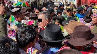 Pasean a fiscal vestido de mujer en Huancavelica