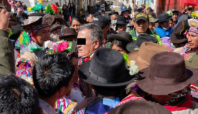 Pasean a fiscal vestido de mujer en Huancavelica