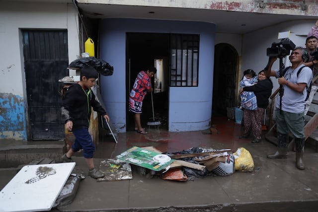 Keiko Fujimori evalúa declarar en emergencia distritos de Lima afectados por lluvias