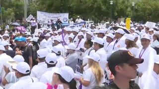 Médicos marchan en rechazo a ley que permite a odontólogos realizar procedimientos estéticos