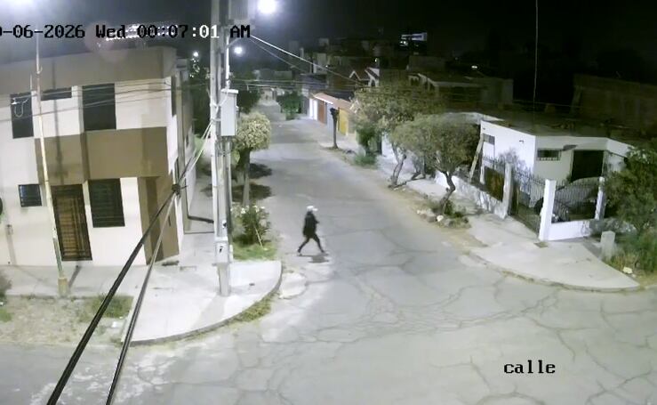 Hombre llegó a pie y se retiró corriendo para no ser alcanzado por la explosión en el Cercado de Arequipa (Foto: GEC)