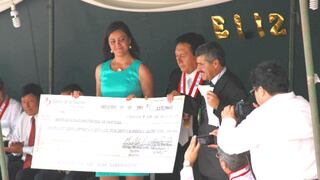 Yamila Osorio entrega cheque por 6 millones para construcción de vías Ayo - Huambo