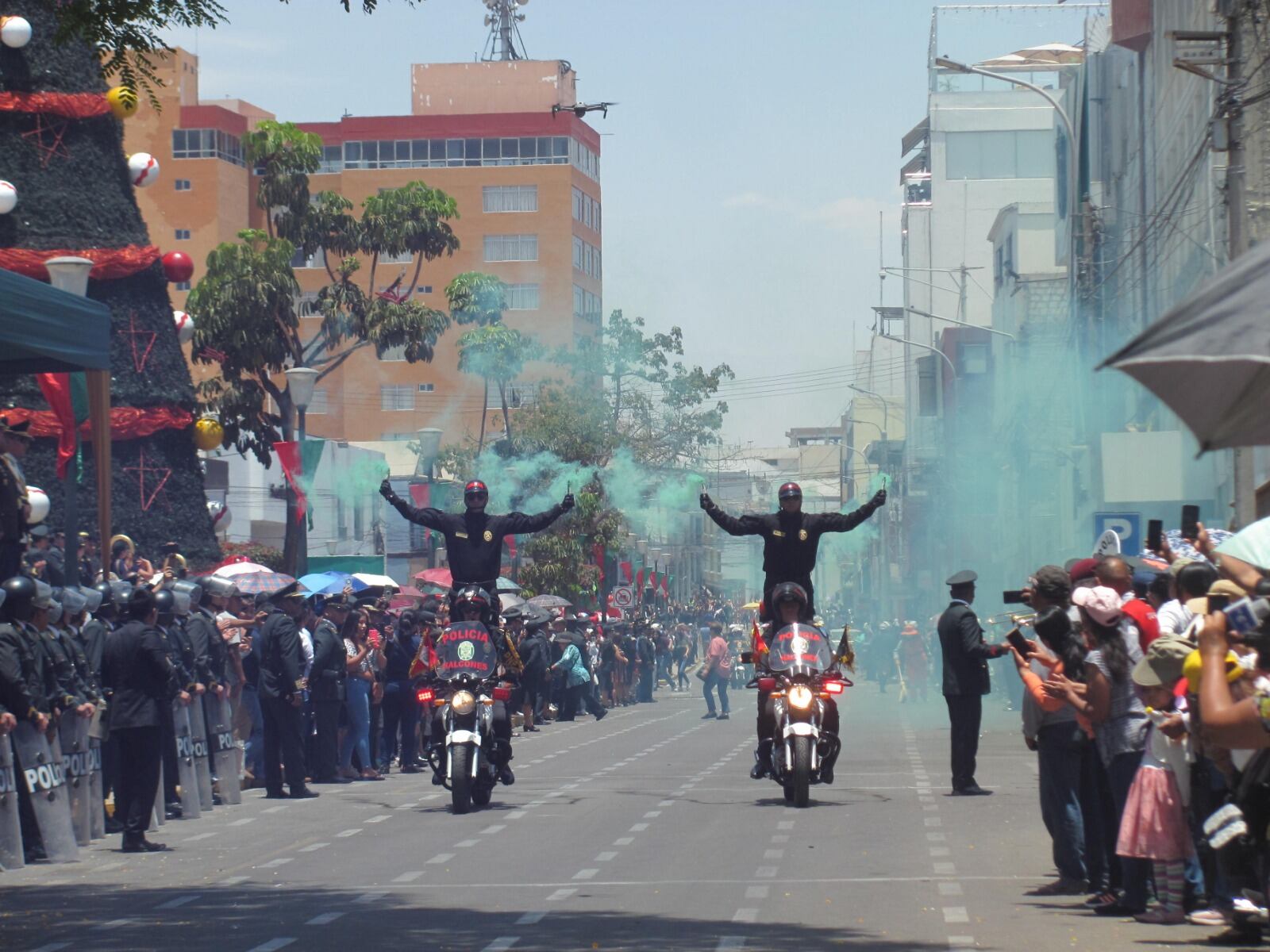 Personal de las diferentes unidades de Tacna participó en los actos centrales en el Centro Cívico. (Foto: Julio Chatta)