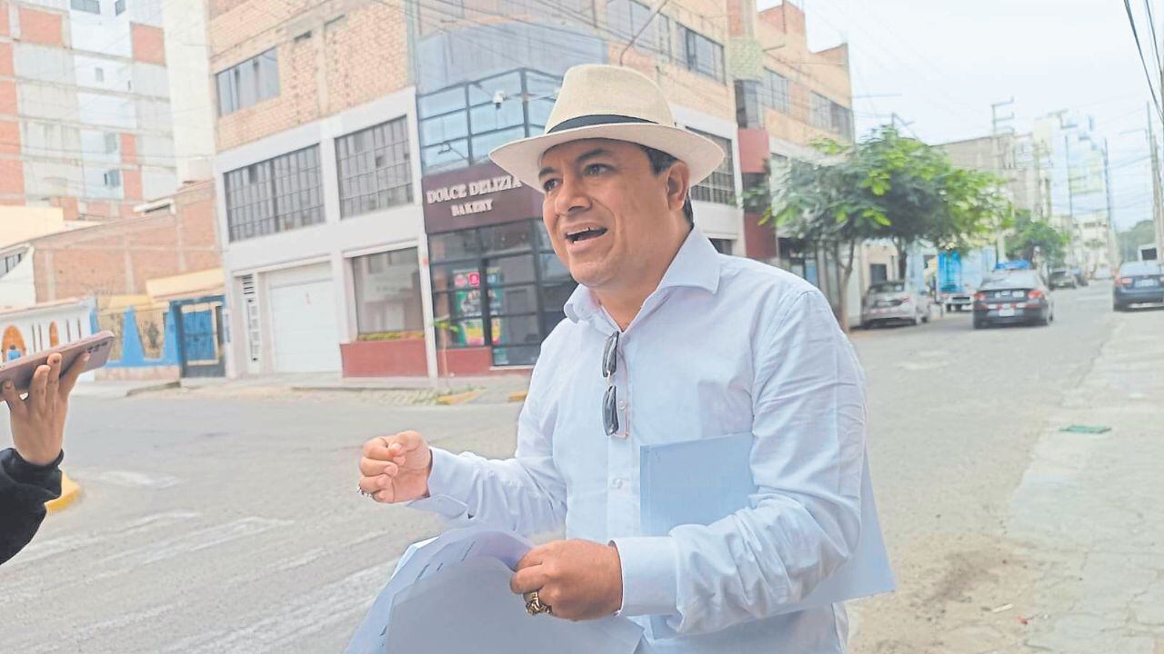 Regidor Mario Reyna pide a magistrado hacer un control posterior y ver si documento de Arturo Fernández es legal. Exfiscal dice que Ministerio Público debe investigar de oficio.