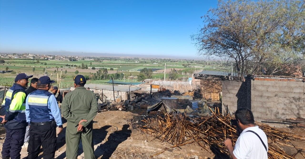 Incendio destruyó cuatro viviendas en distrito de La Joya. Foto: difusión.