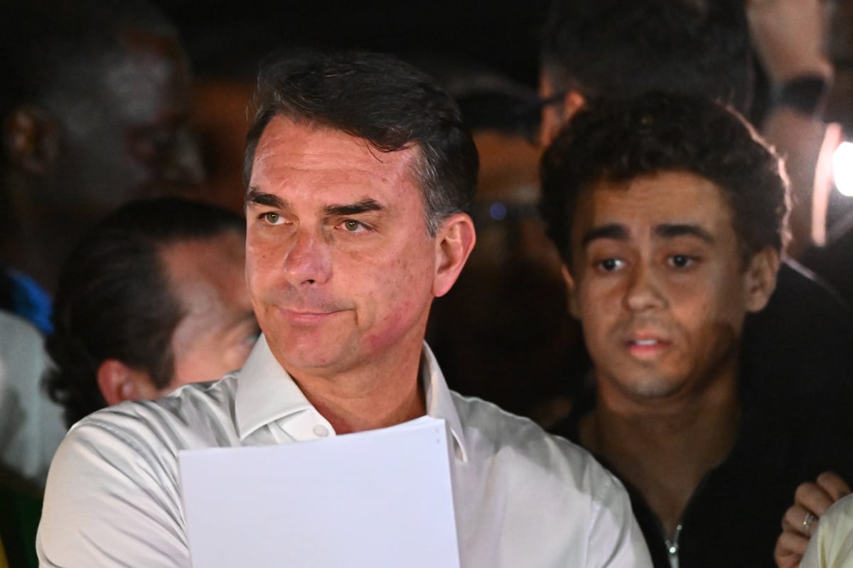 El excandidato presidencial Flávio Bolsonaro llega a hablar con periodistas, en el barrio Lago Sul, en Brasilia, Brasil, el 25 de octubre de 2026. (Andre Borges / EFE)