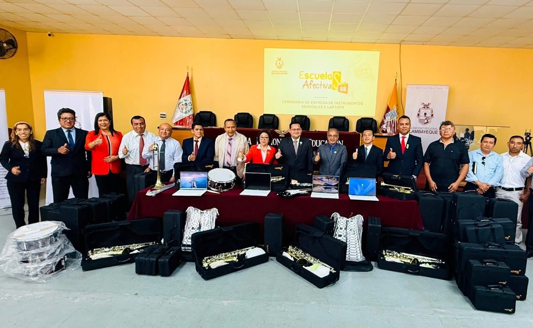 El gobernador Jorge Pérez estuvo presente en la entrega de los instrumentos.