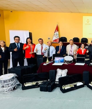 El gobernador Jorge Pérez estuvo presente en la entrega de los instrumentos.