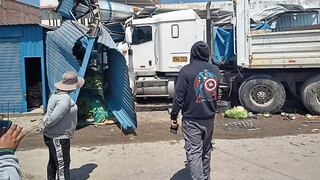 Accidente de tránsito en Arequipa: Tráiler sin control arrasa cinco puestos